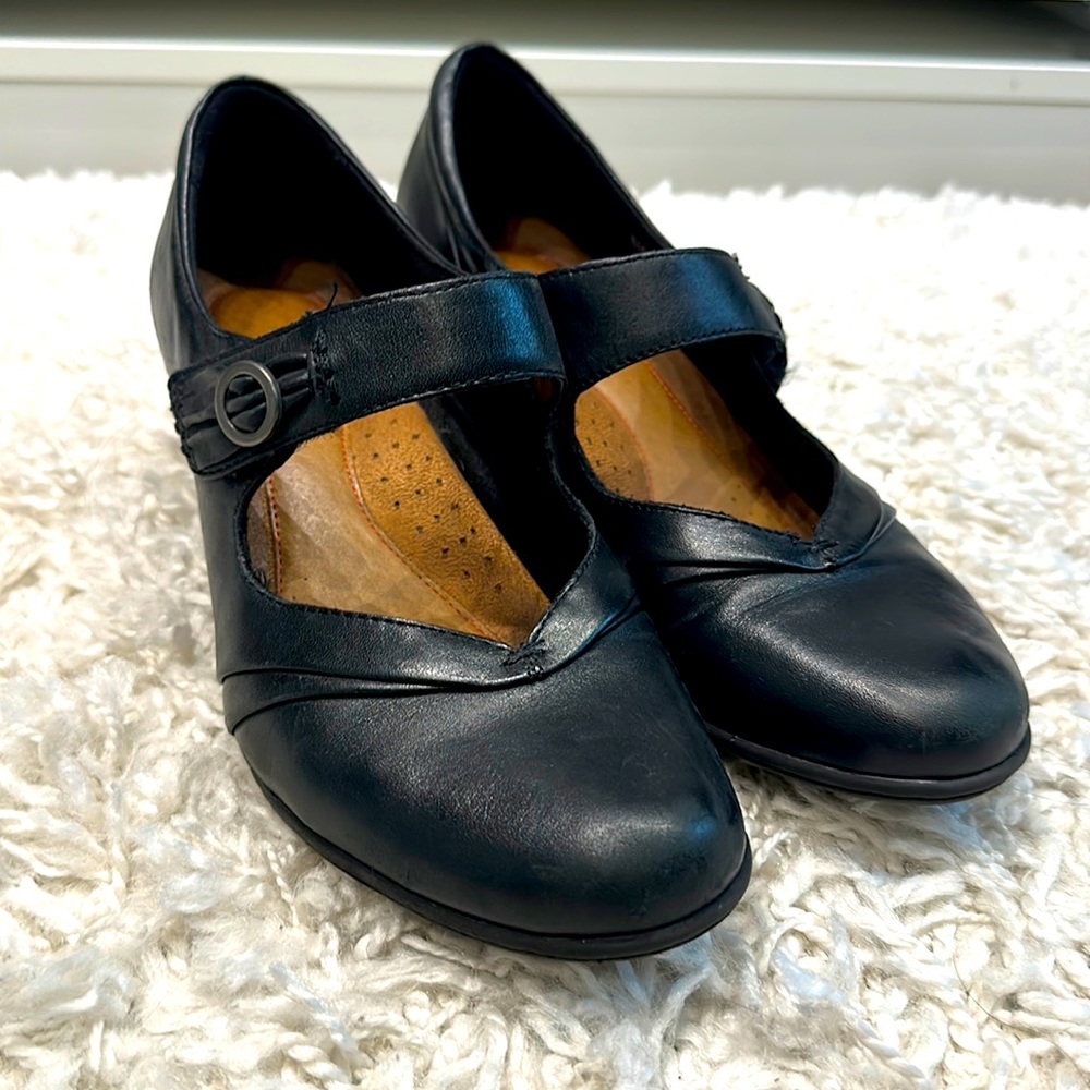 Cobb Hill Mary Janes. Black size 8.5